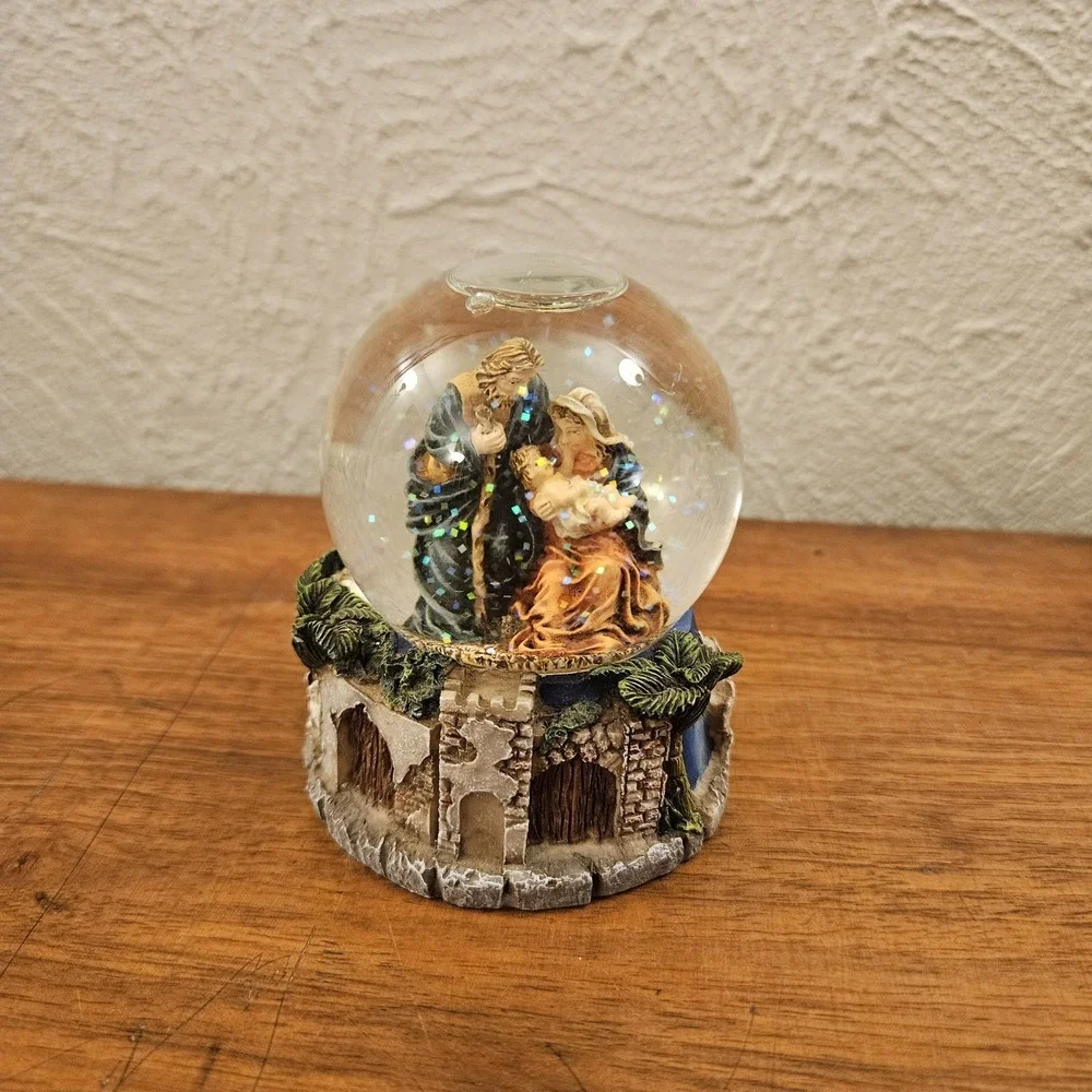 Miny Nativity Snow Globe Manger Scene Holy Baby Jesus Mary Joseph Christmas